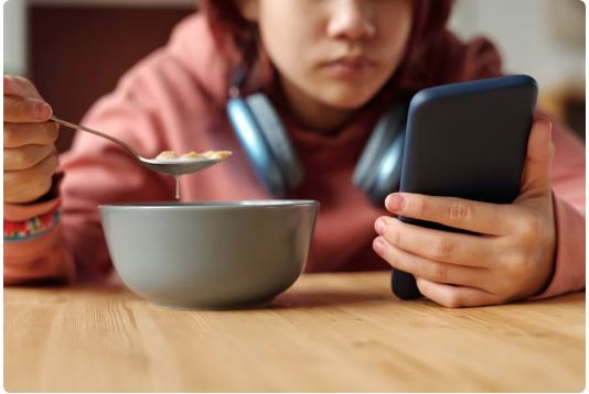 Parents are on devices during meals even more than their kids. Here’s how to rethink family dinner